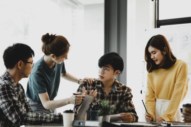 Bir grup insan konferans odasında toplandı. Şirketin büyüme ve kârını yönetmek için beyin fırtınası yapıp toplantılar planlıyorlardı. Yeni neslin yönetim kavramı.