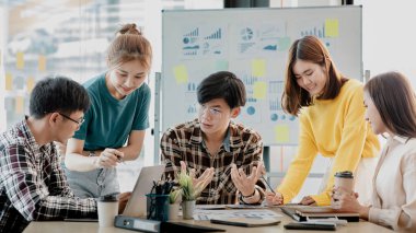 Bir grup insan konferans odasında toplandı. Şirketin büyüme ve kârını yönetmek için beyin fırtınası yapıp toplantılar planlıyorlardı. Yeni neslin yönetim kavramı.