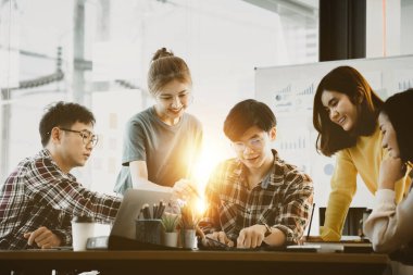 Bir grup insan konferans odasında toplandı. Şirketin büyüme ve kârını yönetmek için beyin fırtınası yapıp toplantılar planlıyorlardı. Yeni neslin yönetim kavramı.