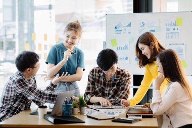 Bir grup insan konferans odasında toplandı. Şirketin büyüme ve kârını yönetmek için beyin fırtınası yapıp toplantılar planlıyorlardı. Yeni neslin yönetim kavramı.