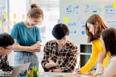 Bir grup insan konferans odasında toplandı. Şirketin büyüme ve kârını yönetmek için beyin fırtınası yapıp toplantılar planlıyorlardı. Yeni neslin yönetim kavramı.