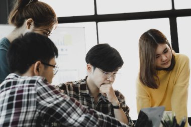 Bir grup insan konferans odasında toplandı. Şirketin büyüme ve kârını yönetmek için beyin fırtınası yapıp toplantılar planlıyorlardı. Yeni neslin yönetim kavramı.