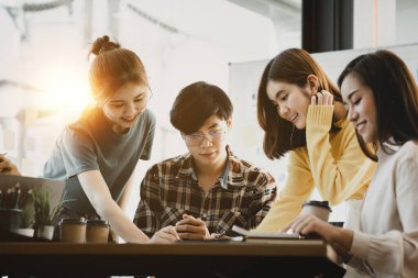 Bir grup insan konferans odasında toplandı. Şirketin büyüme ve kârını yönetmek için beyin fırtınası yapıp toplantılar planlıyorlardı. Yeni neslin yönetim kavramı.