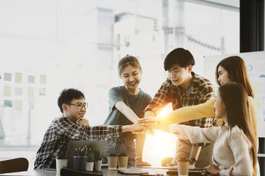 Bir grup genç Asyalı, organizasyondaki pozitif enerjiyi göstermek için birlikte çalışarak büyüyen bir girişim işletmeyi planlıyorlar ve beyin fırtınası yapıyorlar. Yeni neslin yönetim kavramları.