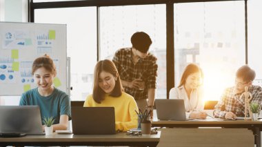 Yeni nesil tarafından işletilen bir girişim, şirket içindeki sorunları planlamak ve çözmek için birlikte çalışan iki kadın çalışan, genç, yetenekli ve ileri görüşlü çalışanlar..