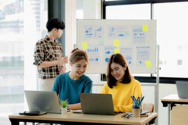 Yeni nesil tarafından işletilen bir girişim, şirket içindeki sorunları planlamak ve çözmek için birlikte çalışan iki kadın çalışan, genç, yetenekli ve ileri görüşlü çalışanlar..