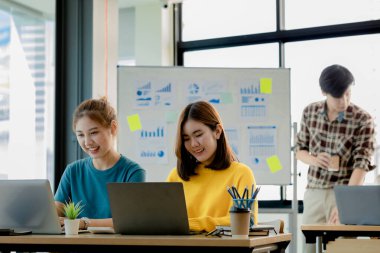 Yeni nesil tarafından işletilen bir girişim, şirket içindeki sorunları planlamak ve çözmek için birlikte çalışan iki kadın çalışan, genç, yetenekli ve ileri görüşlü çalışanlar..