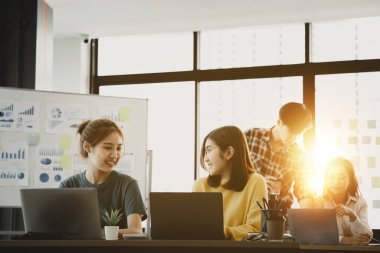Yeni nesil tarafından işletilen bir girişim, şirket içindeki sorunları planlamak ve çözmek için birlikte çalışan iki kadın çalışan, genç, yetenekli ve ileri görüşlü çalışanlar..
