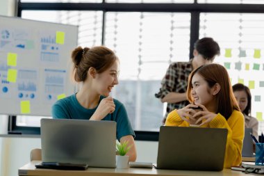 Yeni nesil tarafından işletilen bir girişim, şirket içindeki sorunları planlamak ve çözmek için birlikte çalışan iki kadın çalışan, genç, yetenekli ve ileri görüşlü çalışanlar..