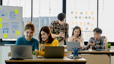 Yeni nesil tarafından işletilen bir girişim, şirket içindeki sorunları planlamak ve çözmek için birlikte çalışan iki kadın çalışan, genç, yetenekli ve ileri görüşlü çalışanlar..