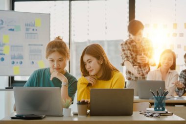 Yeni nesil tarafından işletilen bir girişim, şirket içindeki sorunları planlamak ve çözmek için birlikte çalışan iki kadın çalışan, genç, yetenekli ve ileri görüşlü çalışanlar..