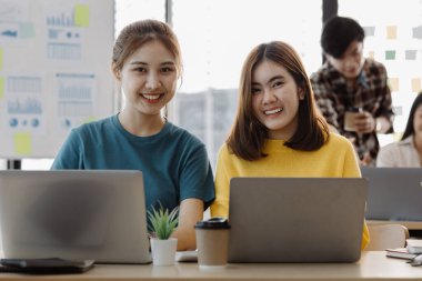 Yeni nesil tarafından işletilen bir girişim, şirket içindeki sorunları planlamak ve çözmek için birlikte çalışan iki kadın çalışan, genç, yetenekli ve ileri görüşlü çalışanlar..