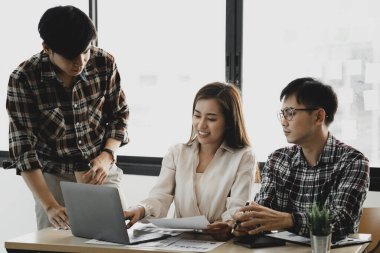Bir grup insan konferans odasında toplandı. Şirketin büyüme ve kârını yönetmek için beyin fırtınası yapıp toplantılar planlıyorlardı. Yeni neslin yönetim kavramı.
