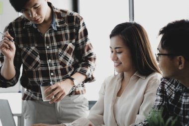 Bir grup insan konferans odasında toplandı. Şirketin büyüme ve kârını yönetmek için beyin fırtınası yapıp toplantılar planlıyorlardı. Yeni neslin yönetim kavramı.