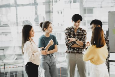 Girişim çalışanlarından oluşan bir grup, toplantılar planlamak ve şirketteki sorunlara çözümler üretmek için bir araya geliyor. Bunlar yetenekli ve vizyonlu gençler. Yönetim kavramı.