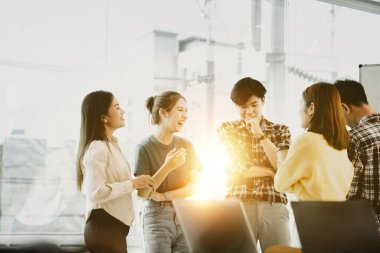 Girişim çalışanlarından oluşan bir grup, toplantılar planlamak ve şirketteki sorunlara çözümler üretmek için bir araya geliyor. Bunlar yetenekli ve vizyonlu gençler. Yönetim kavramı.