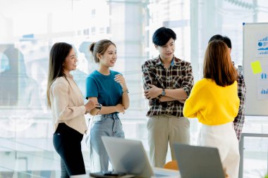 Girişim çalışanlarından oluşan bir grup, toplantılar planlamak ve şirketteki sorunlara çözümler üretmek için bir araya geliyor. Bunlar yetenekli ve vizyonlu gençler. Yönetim kavramı.