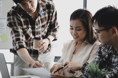 Bir grup insan konferans odasında toplandı. Şirketin büyüme ve kârını yönetmek için beyin fırtınası yapıp toplantılar planlıyorlardı. Yeni neslin yönetim kavramı.