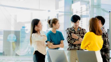 Girişim çalışanlarından oluşan bir grup, toplantılar planlamak ve şirketteki sorunlara çözümler üretmek için bir araya geliyor. Bunlar yetenekli ve vizyonlu gençler. Yönetim kavramı.