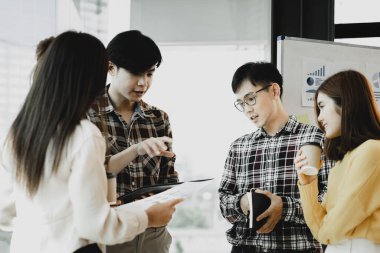 Girişim çalışanlarından oluşan bir grup, toplantılar planlamak ve şirketteki sorunlara çözümler üretmek için bir araya geliyor. Bunlar yetenekli ve vizyonlu gençler. Yönetim kavramı.