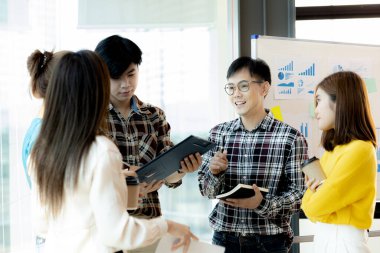 Girişim çalışanlarından oluşan bir grup, toplantılar planlamak ve şirketteki sorunlara çözümler üretmek için bir araya geliyor. Bunlar yetenekli ve vizyonlu gençler. Yönetim kavramı.