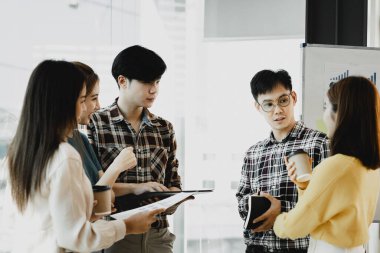 Girişim çalışanlarından oluşan bir grup, toplantılar planlamak ve şirketteki sorunlara çözümler üretmek için bir araya geliyor. Bunlar yetenekli ve vizyonlu gençler. Yönetim kavramı.