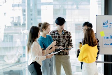 Girişim çalışanlarından oluşan bir grup, toplantılar planlamak ve şirketteki sorunlara çözümler üretmek için bir araya geliyor. Bunlar yetenekli ve vizyonlu gençler. Yönetim kavramı.