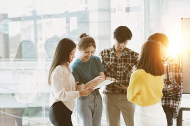 Girişim çalışanlarından oluşan bir grup, toplantılar planlamak ve şirketteki sorunlara çözümler üretmek için bir araya geliyor. Bunlar yetenekli ve vizyonlu gençler. Yönetim kavramı.