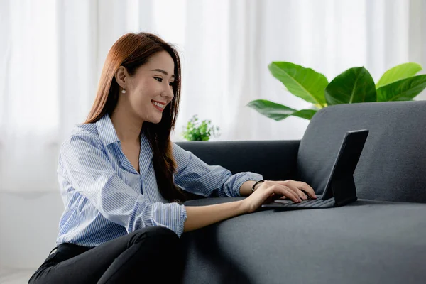 Kadın evdeki oturma odasındaki kanepede dizüstü bilgisayarda oynuyor, yoğun bir günün ardından hafta sonları dinleniyor, film izleyerek ve tabletinde müzik dinleyerek rahatlıyor. Tatil kavramı.