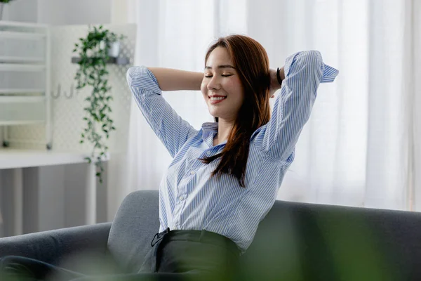 Esneme hareketleri yapan kadın. O, tatilde oturma odasındaki kanepede dinleniyor. Yoga pozları verip yorucu bir iş gününden sonra rahatlıyor. Sıkı çalışmaya ara verme fikri..