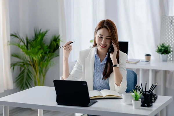 Asian Woman Talking Phone She Salesperson Startup Company She Calling — Stock fotografie