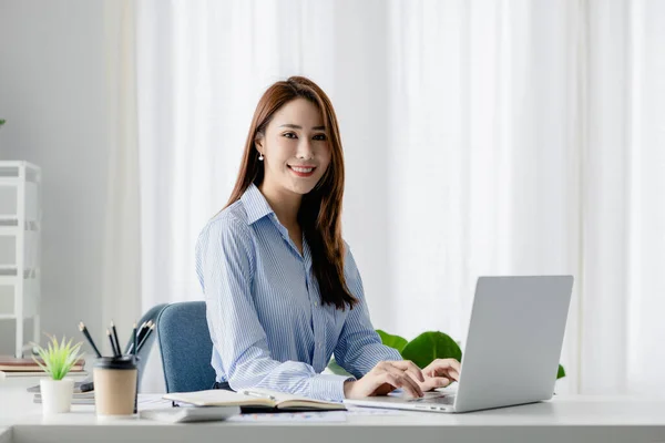 Asian Women Working Office Young Asian Business Women Business Executives — Stockfoto