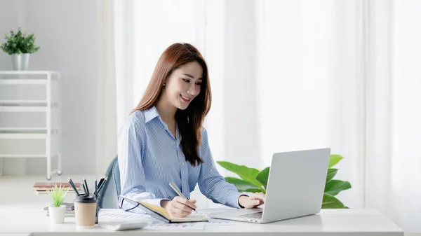Mulheres Asiáticas Trabalhando Escritório Jovens Mulheres Negócios Asiáticas Como Executivos — Fotografia de Stock