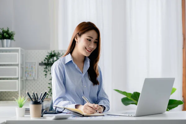 Asian Women Working Office Young Asian Business Women Business Executives — Stockfoto