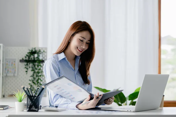 Asian Women Working Office Young Asian Business Women Business Executives — Stockfoto