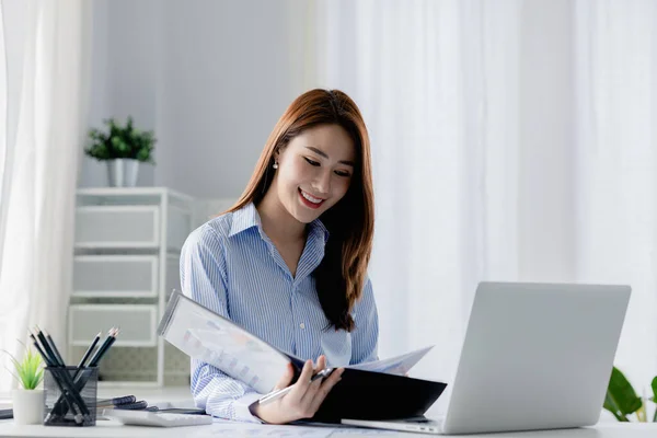 Asian Women Working Office Young Asian Business Women Business Executives — Stockfoto