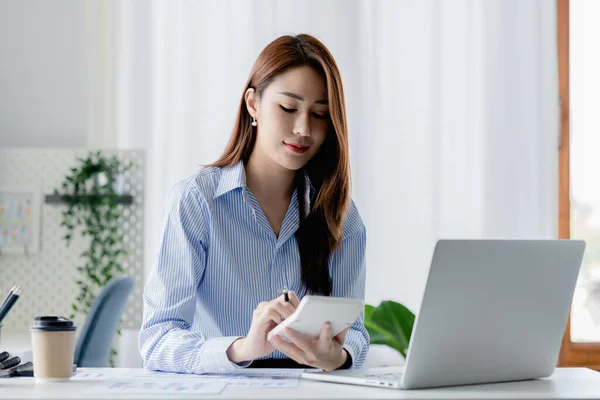 Mulheres Asiáticas Trabalhando Escritório Jovens Mulheres Negócios Asiáticas Como Executivos — Fotografia de Stock
