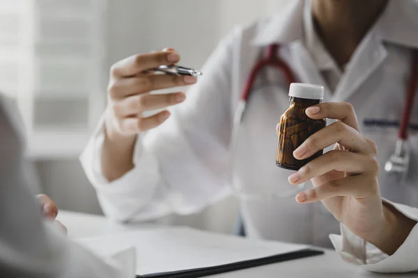 Los Farmacéuticos Recomiendan Medicamentos Los Pacientes Después Ser Examinados Diagnosticados — Foto de Stock
