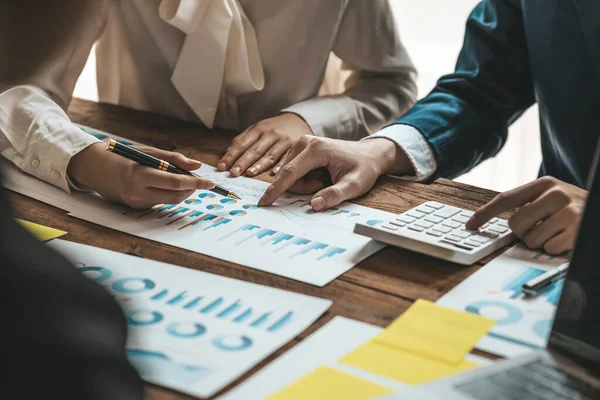 Şirket konferans odasındaki bir masada, şirkete katılan ve destekleyen belgelerle birlikte şirketin büyümesini düzeltmek ve planlamak için beyin fırtınası yapan bir grup işadamı var. İş görüşmesi fikri.