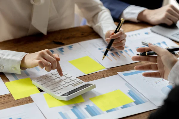 Şirket konferans odasındaki bir masada, şirkete katılan ve destekleyen belgelerle birlikte şirketin büyümesini düzeltmek ve planlamak için beyin fırtınası yapan bir grup işadamı var. İş görüşmesi fikri.