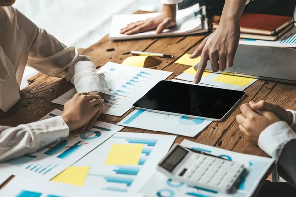 Şirket konferans odasındaki bir masada, şirkete katılan ve destekleyen belgelerle birlikte şirketin büyümesini düzeltmek ve planlamak için beyin fırtınası yapan bir grup işadamı var. İş görüşmesi fikri.