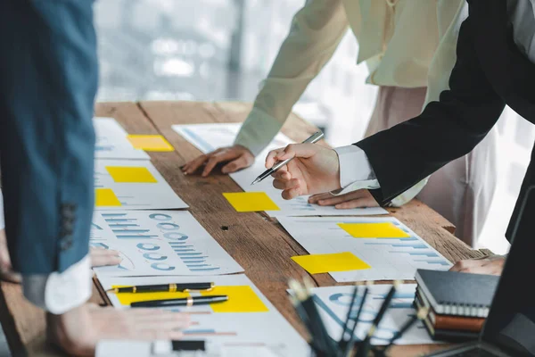 Şirket konferans odasındaki bir masada, şirkete katılan ve destekleyen belgelerle birlikte şirketin büyümesini düzeltmek ve planlamak için beyin fırtınası yapan bir grup işadamı var. İş görüşmesi fikri.