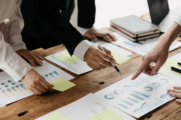 Şirket konferans odasındaki bir masada, şirkete katılan ve destekleyen belgelerle birlikte şirketin büyümesini düzeltmek ve planlamak için beyin fırtınası yapan bir grup işadamı var. İş görüşmesi fikri.