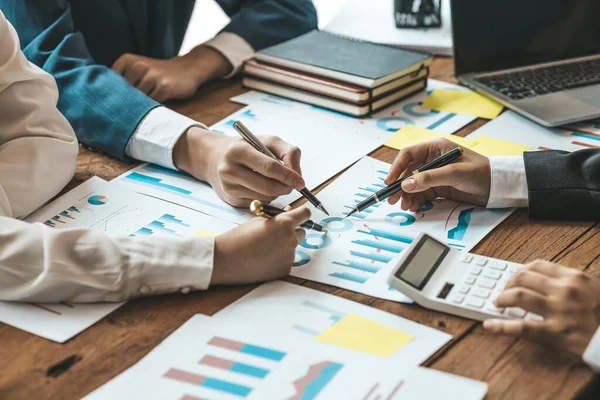 Şirket konferans odasındaki bir masada, şirkete katılan ve destekleyen belgelerle birlikte şirketin büyümesini düzeltmek ve planlamak için beyin fırtınası yapan bir grup işadamı var. İş görüşmesi fikri.