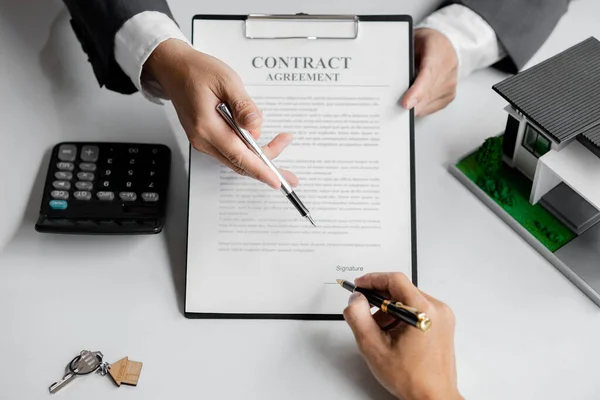 Rental Company Employee Discussing Details Customer Agrees Sign Rental Contract — Stockfoto
