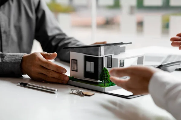 Real Estate Agents Explain Models Housing Estates Projects Elaborate Clients — ストック写真