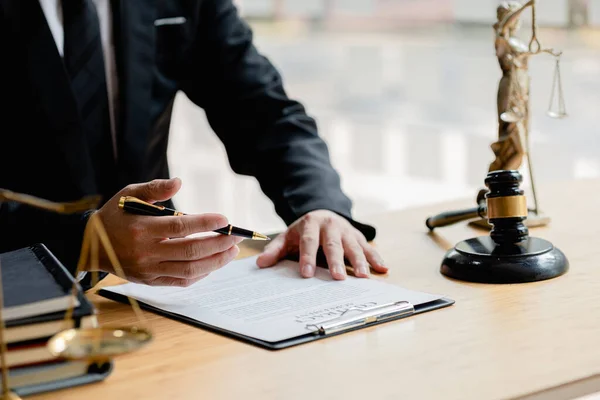 Abogado Sienta Oficina Sobre Una Mesa Con Pequeño Martillo Para — Foto de Stock