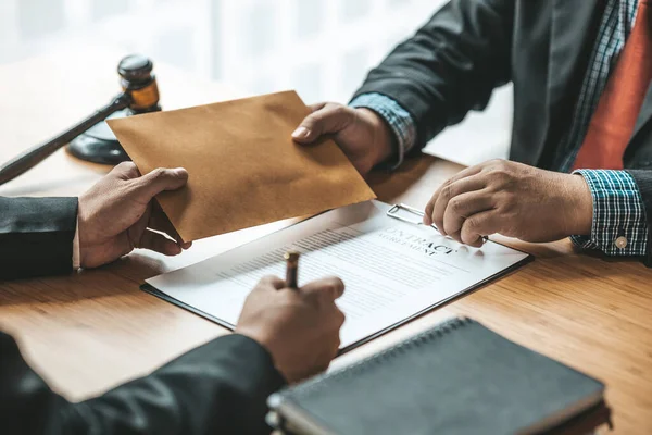 İki kişi yozlaşmış davranışlar sergiliyor, ortak iş ortakları ve karşılıklı fayda için rüşvet almak üzere sözleşmeler imzalıyorlar. Ticari dolandırıcılık ve rüşvet kavramı yasadışıdır..