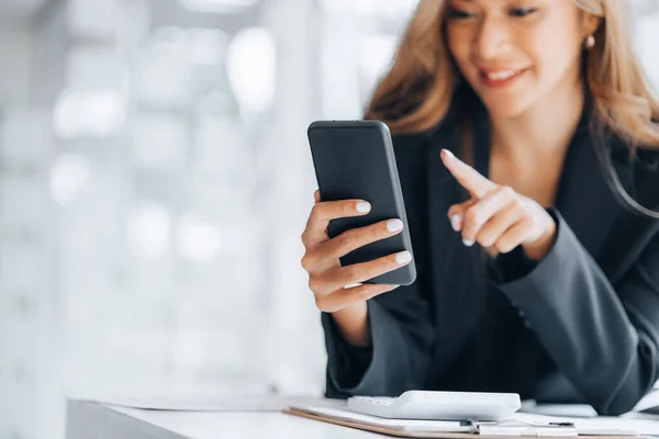 Ung Affärskvinna Tittar Finansiell Information Från Mobiltelefon Hon Kontrollerar Företagets — Stockfoto