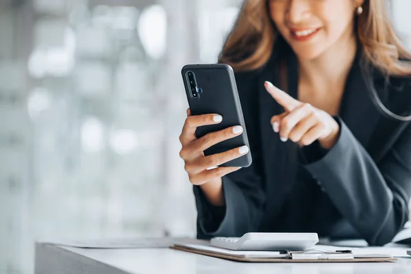 Ung Affärskvinna Tittar Finansiell Information Från Mobiltelefon Hon Kontrollerar Företagets — Stockfoto